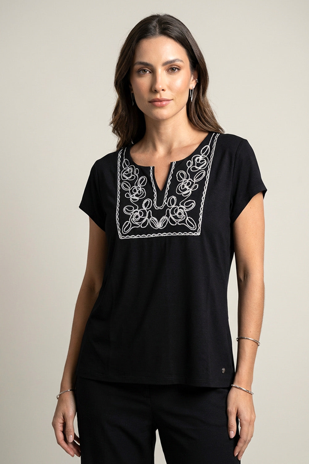 Γυναικεία μαύρη μπλούζα με λευκό κέντημα και V λαιμόκοψη