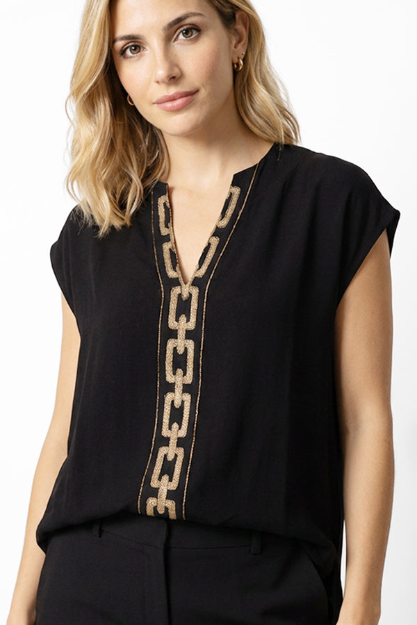 Μαύρη γυναικεία μπλούζα με V λαιμόκοψη και κάθετο κέντημα σε μπεζ-χρυσούς τόνους