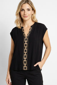 Μαύρη Μπλούζα με Κέντημα & V Λαιμόκοψη, μαύρη μπλούζα με διακοσμητική κεντημένη λεπτομέρεια.