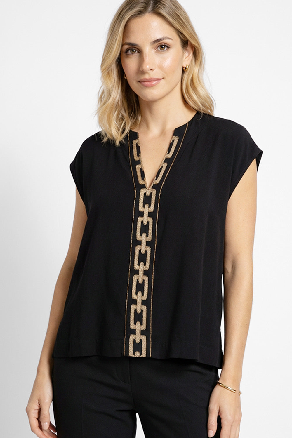 Μαύρη Μπλούζα με Κέντημα & V Λαιμόκοψη, με κεντημένο σχέδιο και χαλαρή εφαρμογή.
