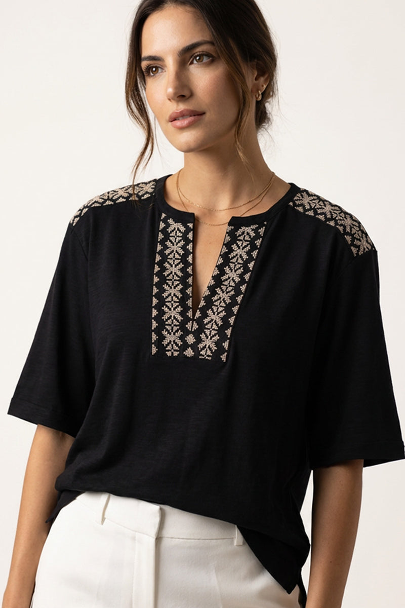 Μαύρη μπλούζα με κέντημα στη λαιμόκοψη και κοντά μανίκια