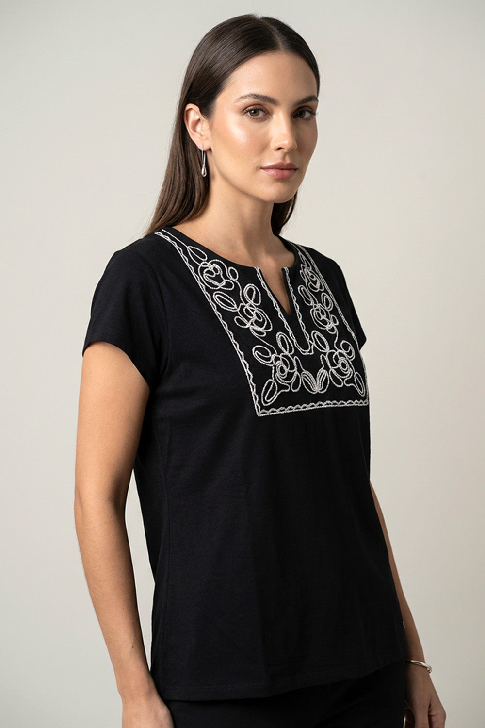 Γυναικεία μαύρη μπλούζα με λευκό κέντημα και V λαιμόκοψη