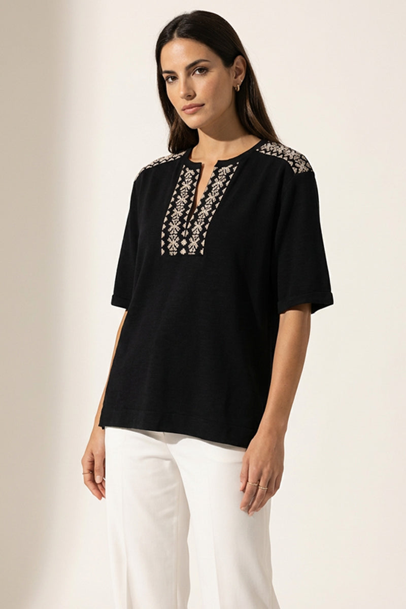 Μαύρη μπλούζα με κέντημα στη λαιμόκοψη και κοντά μανίκια