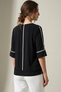 Μαύρη γυναικεία μπλούζα με λευκές γραμμικές ραφές και τρισδιάστατα λουλούδια στον ώμο