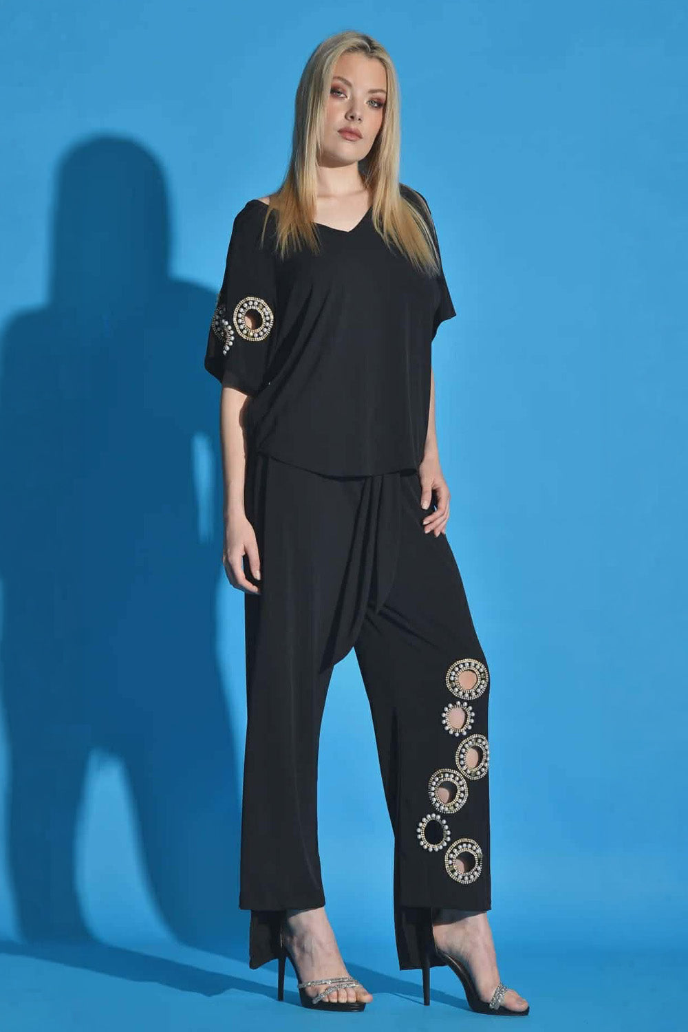 Μαύρη μπλούζα με διακοσμητικούς κύκλους από πέρλες στο μανίκι