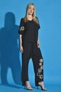 Μαύρη μπλούζα με διακοσμητικούς κύκλους από πέρλες στο μανίκι