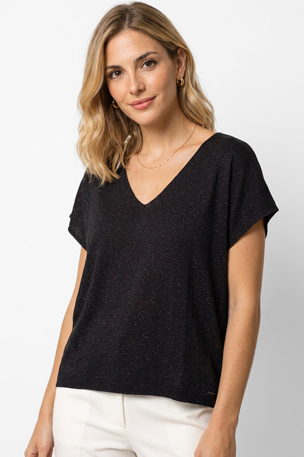 Μαύρη Μπλούζα με V Λαιμόκοψη & Διακριτική Λάμψη, μοντέρνος σχεδιασμός με κοντά μανίκια και λεπτομέρειες λάμψης.
