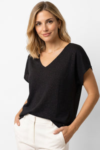 Μαύρη Μπλούζα με V Λαιμόκοψη & Διακριτική Λάμψη μοντέρνα και κομψή, ιδανική για κάθε περίσταση.