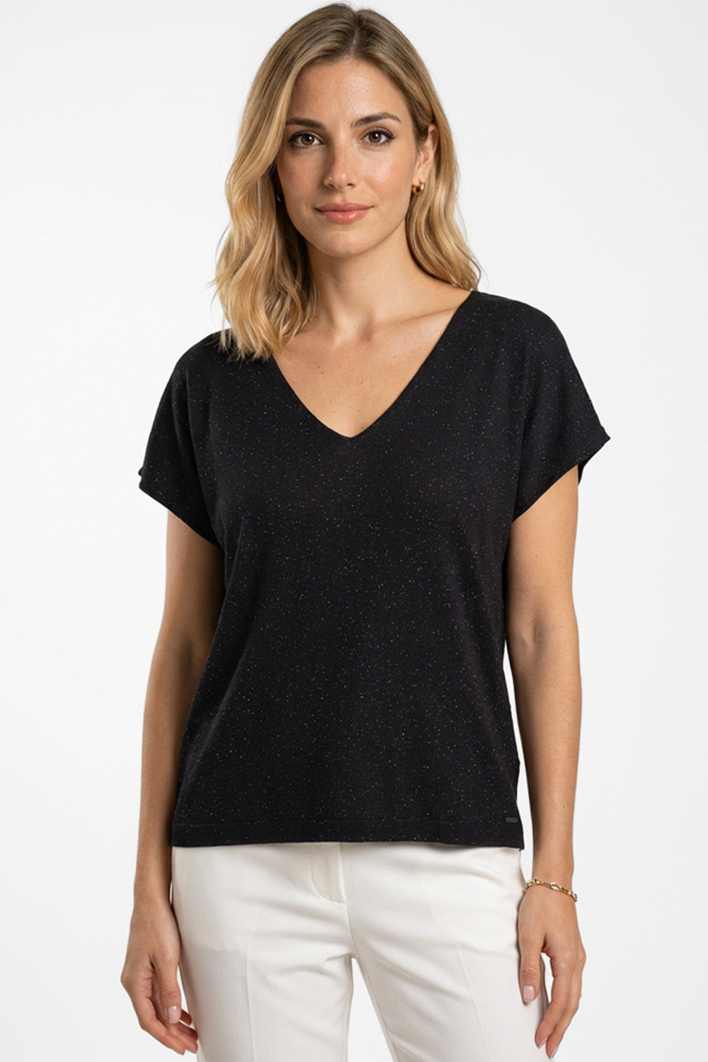 Μαύρη Μπλούζα με V Λαιμόκοψη & Διακριτική Λάμψη, κομψό σχέδιο με shimmering λεπτομέρειες.