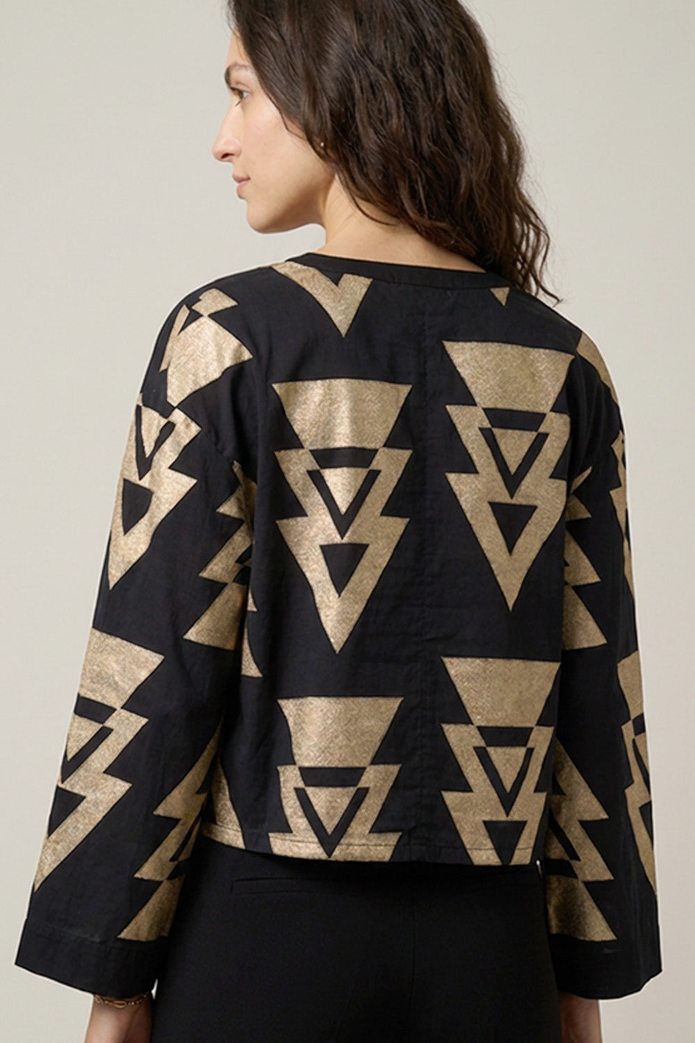 Μαύρη Μπλούζα με Χρυσά Γεωμετρικά Μοτίβα