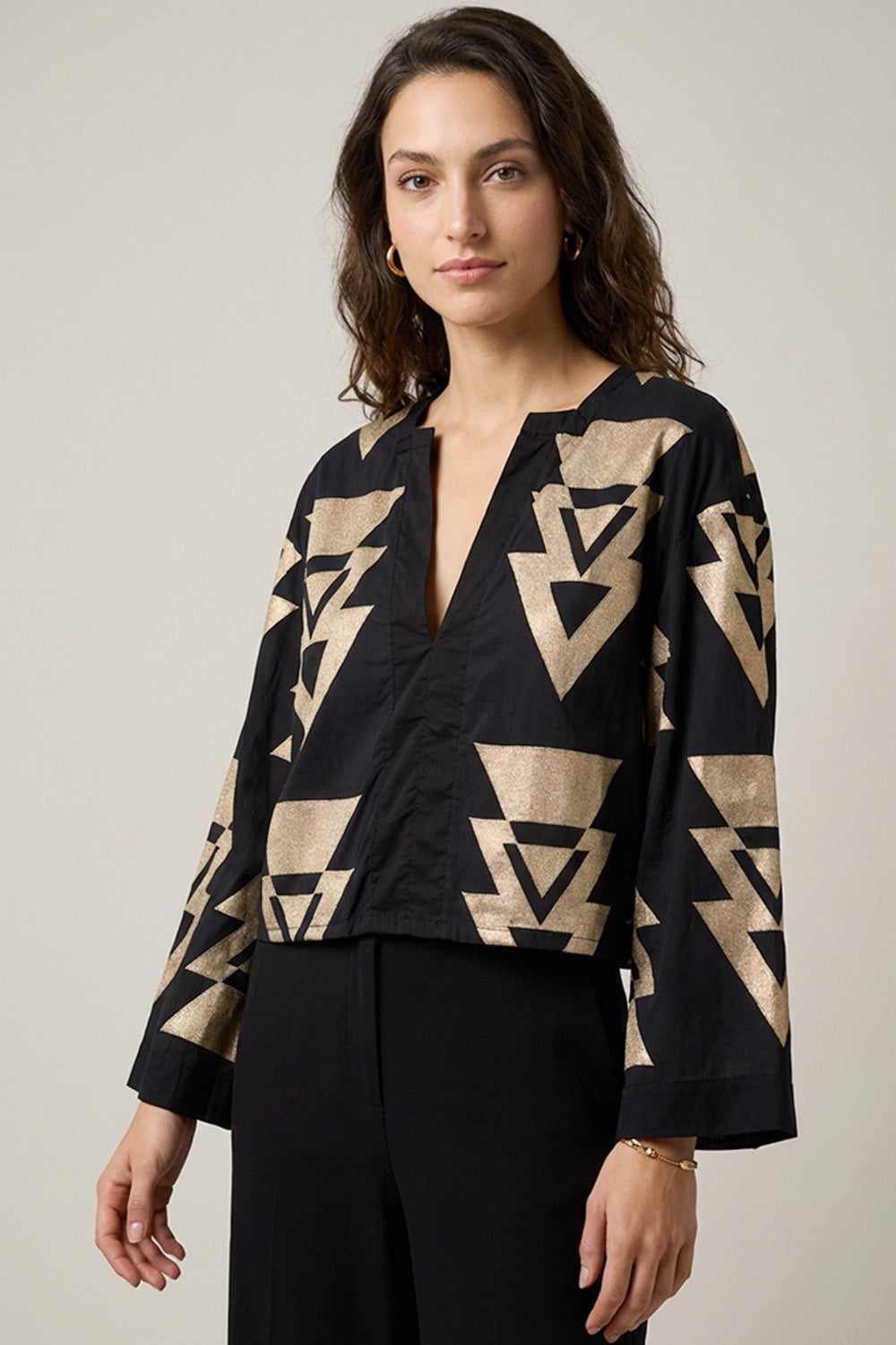Μαύρη Μπλούζα με Χρυσά Γεωμετρικά Μοτίβα