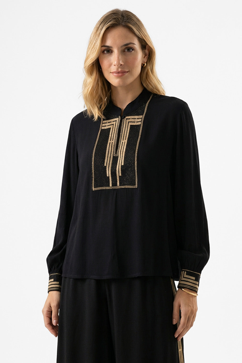 Μαύρη Μπλούζα με Χρυσό Κέντημα & Mandarin Γιακά, αέρινη σχεδίαση με γεωμετρικό κέντημα και μακριά μανίκια.