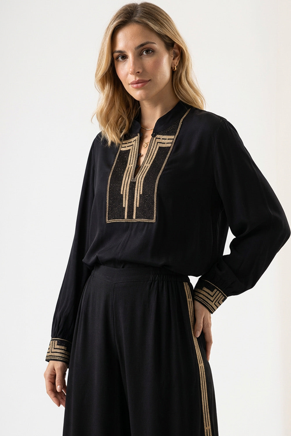 Μαύρη Μπλούζα με Χρυσό Κέντημα & Mandarin Γιακά, γεωμετρικό κέντημα και μακριά μανίκια.