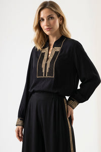 Μαύρη Μπλούζα με Χρυσό Κέντημα & Mandarin Γιακά, γεωμετρικό κέντημα και μακριά μανίκια.