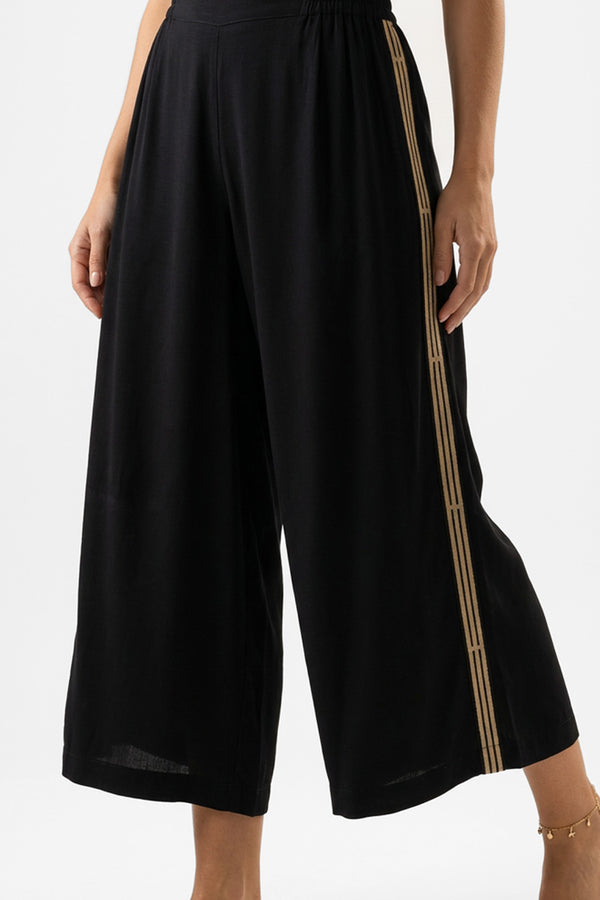 Μαύρη γυναικεία crop παντελόνα με φαρδιά γραμμή και χρυσή πλαϊνή τρέσα