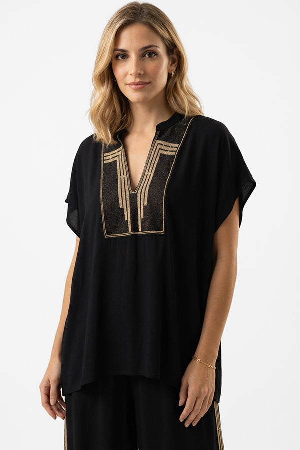 Μαύρη γυναικεία loose μπλούζα με V λαιμόκοψη και χρυσό γεωμετρικό κέντημα στο μπροστινό μέρος