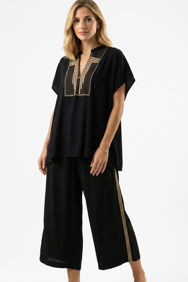 Μαύρη γυναικεία loose μπλούζα με V λαιμόκοψη και χρυσό γεωμετρικό κέντημα στο μπροστινό μέρος