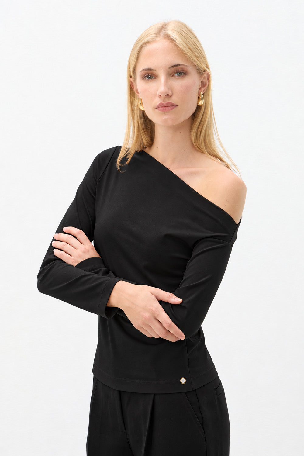 Μαύρη γυναικεία off-shoulder μπλούζα με ασύμμετρη λαιμόκοψη