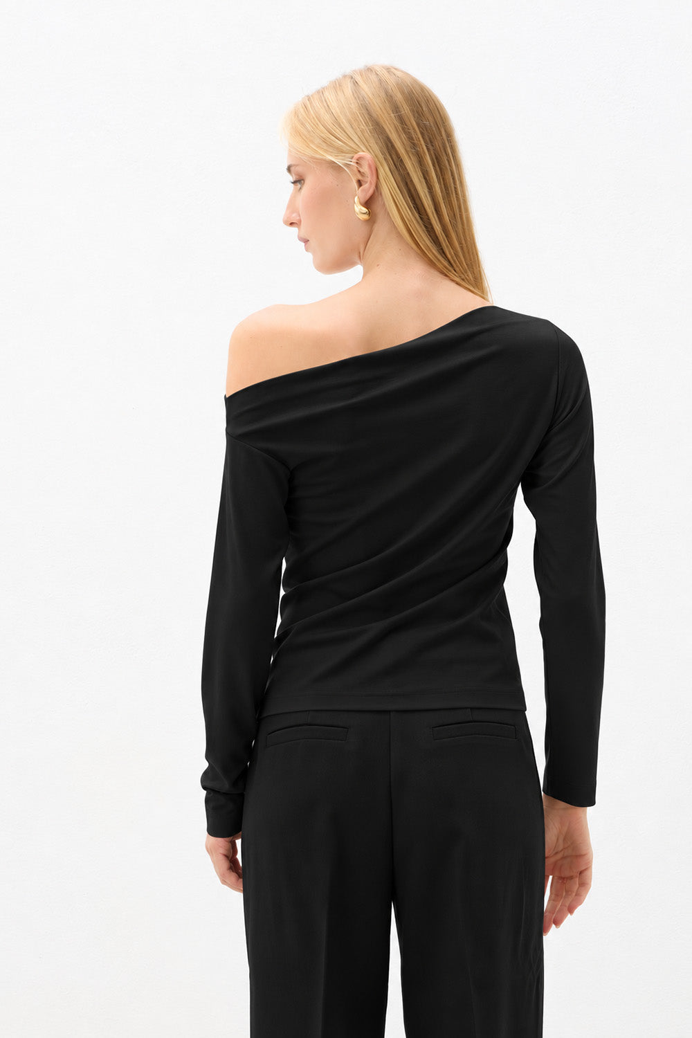Μαύρη γυναικεία off-shoulder μπλούζα με ασύμμετρη λαιμόκοψη