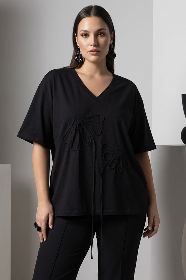 Μαύρη oversized μπλούζα με V λαιμόκοψη και ανάγλυφα διακοσμητικά μοτίβα μπροστά.