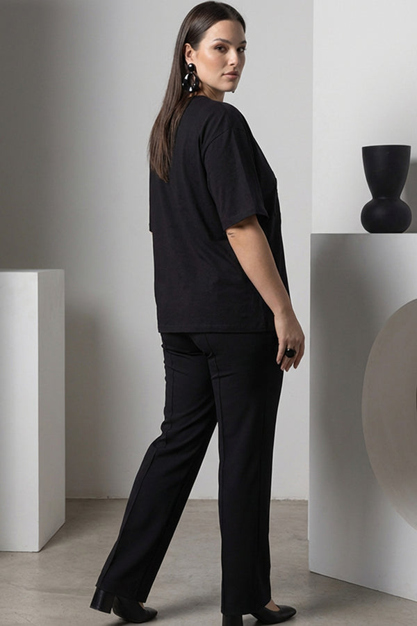 Μαύρη oversized μπλούζα με V λαιμόκοψη και ανάγλυφα διακοσμητικά μοτίβα μπροστά.