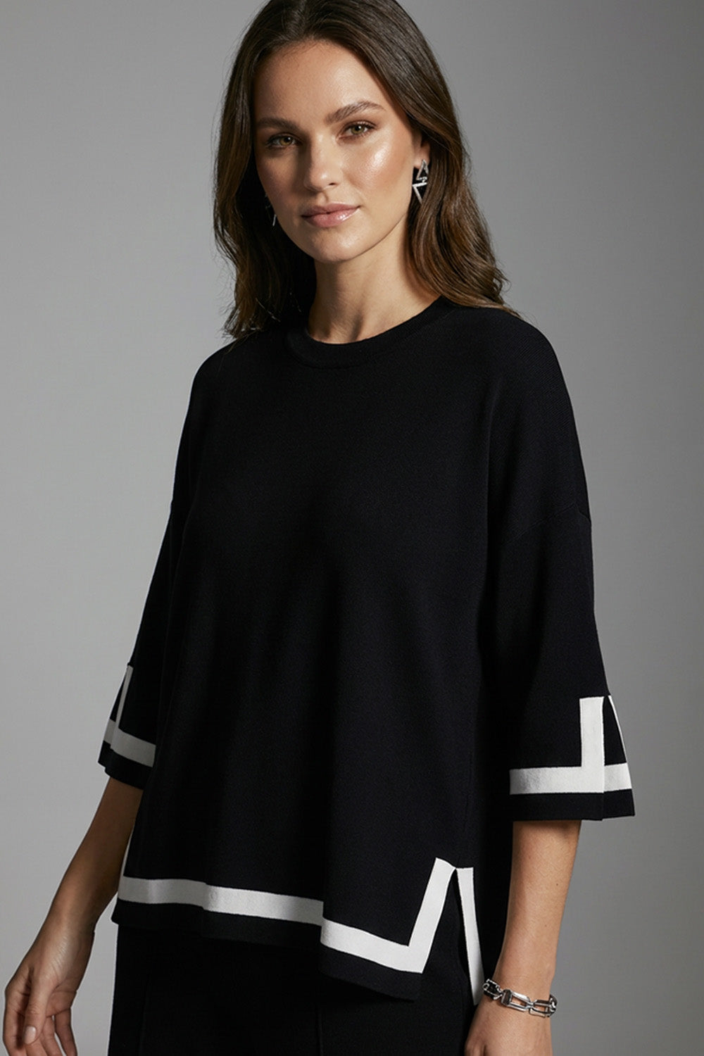 Μαύρη oversized μπλούζα με λευκή αντίθεση σε μανίκια και τελείωμα σε άνετη γραμμή