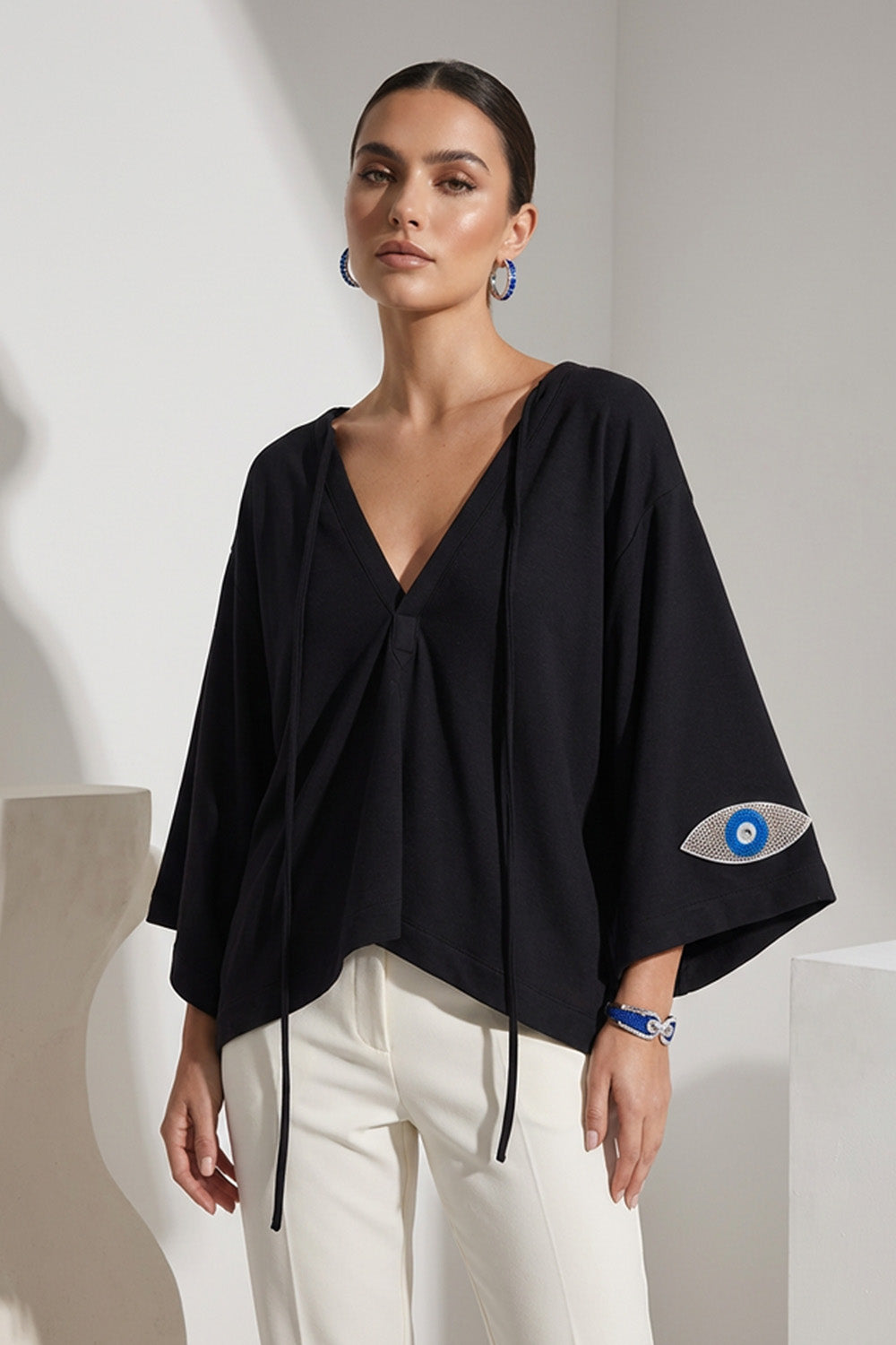 Oversize Μπλούζα με Κέντημα Μάτι – Μαύρη