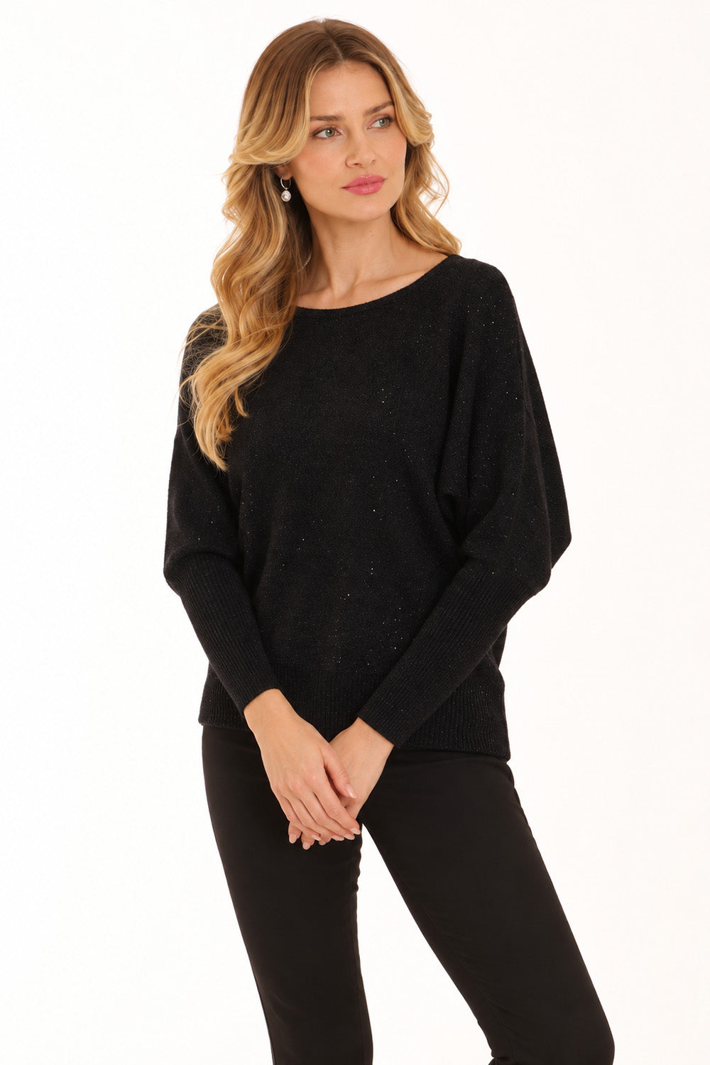 Μαύρη γυναικεία πλεκτή μπλούζα με διακριτική λάμψη, φαρδιά μανίκια νυχτερίδα και μακριές ριμπ μανσέτες.