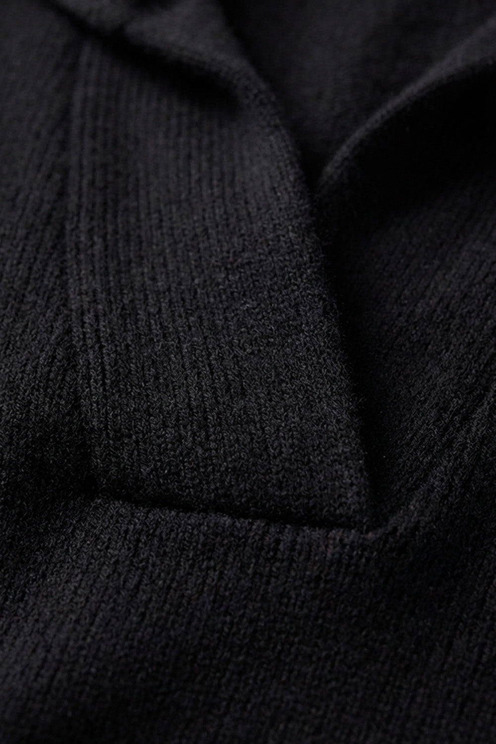 Μαύρη γυναικεία πλεκτή μπλούζα με ματ υφή, μακριά μανίκια και V λαιμόκοψη – Ellisargi Boutique