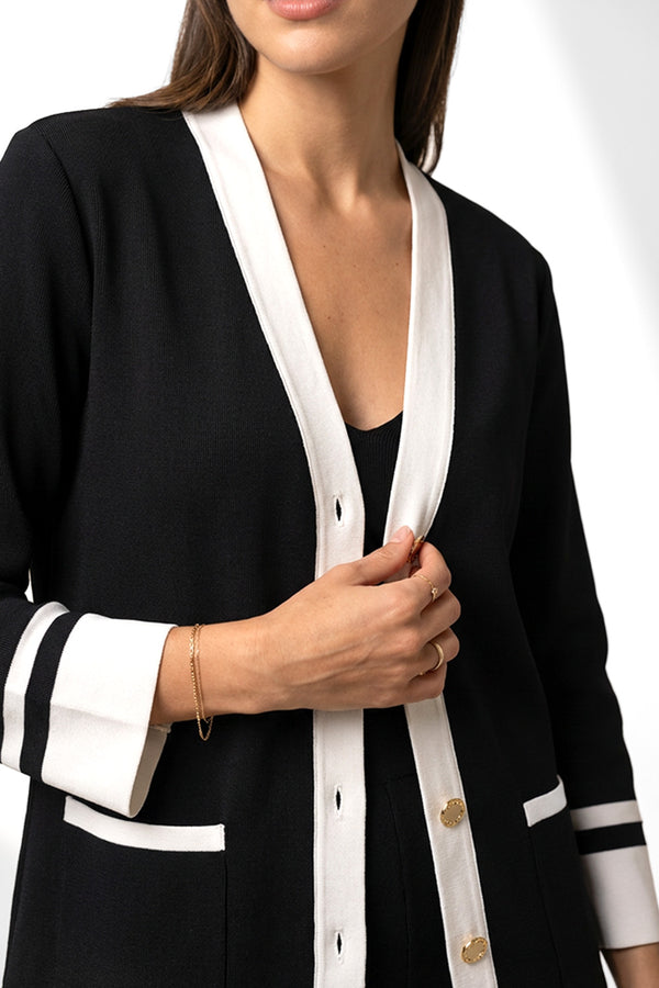 Μαύρη ζακέτα με εκρού τελειώματα και χρυσά κουμπιά σε ίσια γραμμή