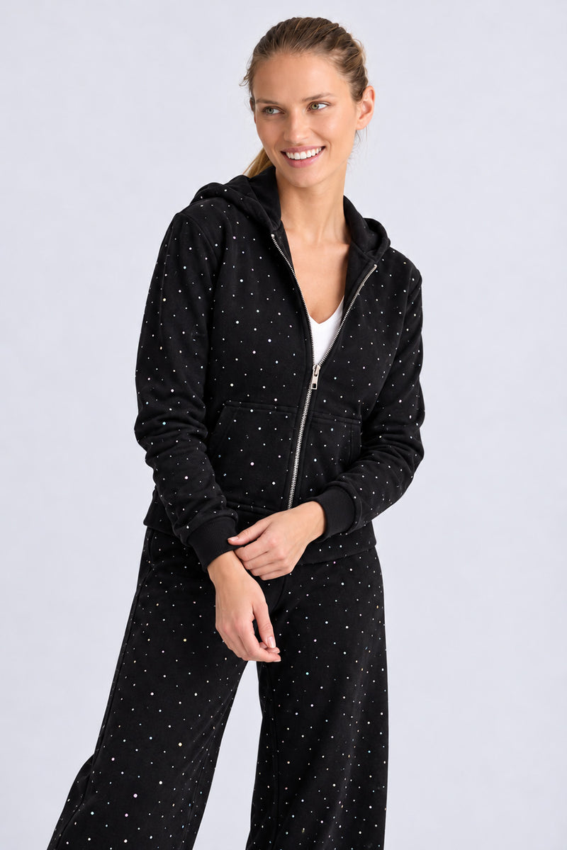 Μαύρη γυναικεία ζακέτα με κουκούλα, μεταλλικό φερμουάρ, μπροστινές τσέπες και διάσπαρτα ιριδίζοντα strass.
