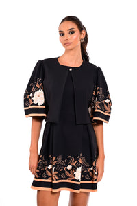 Μαύρο crop σακάκι με floral λεπτομέρειες στα μανίκια, φορεμένο από μοντέλο σε total black σύνολο.