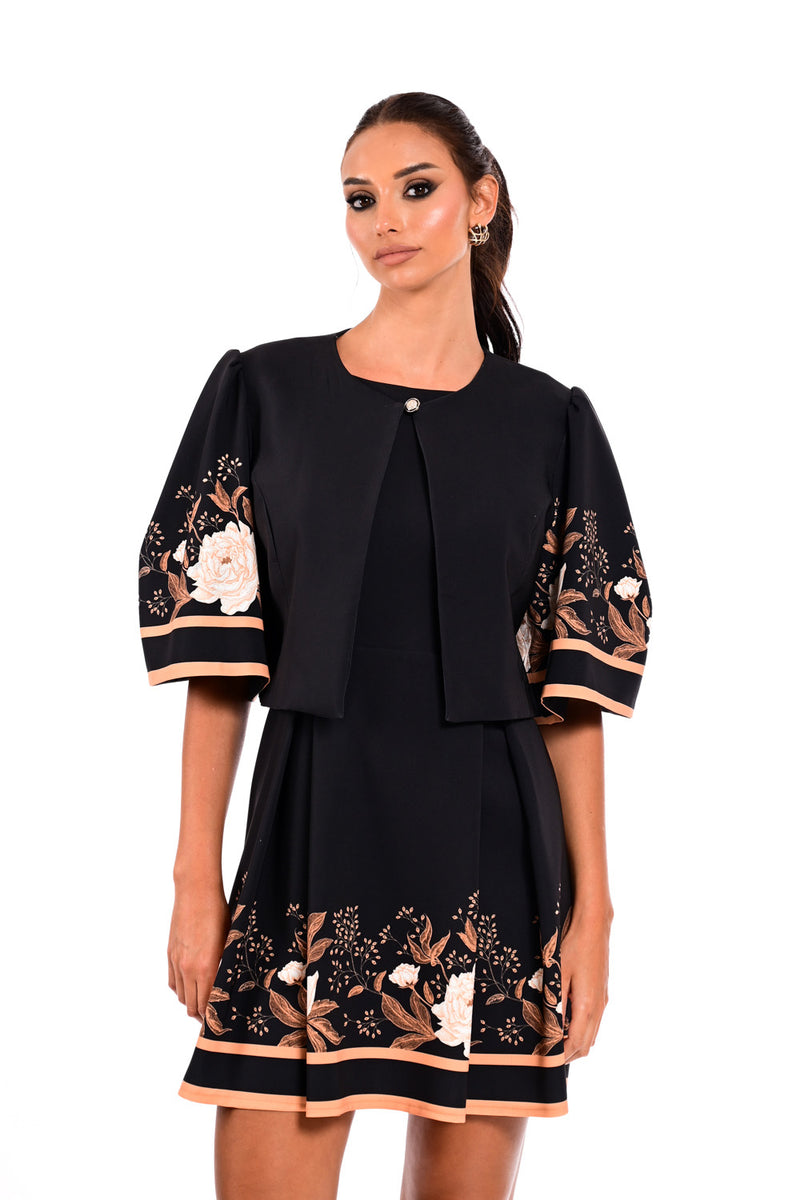 Μαύρο crop σακάκι με floral λεπτομέρειες στα μανίκια, φορεμένο από μοντέλο σε total black σύνολο.