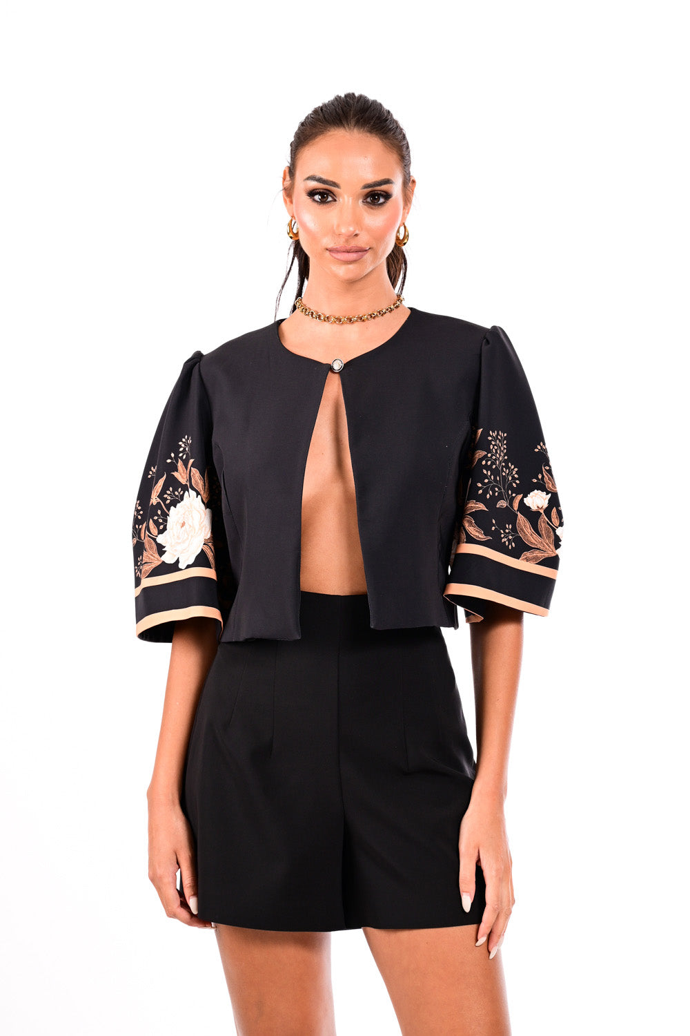 Μαύρο crop σακάκι με floral λεπτομέρειες στα μανίκια, φορεμένο από μοντέλο σε total black σύνολο.