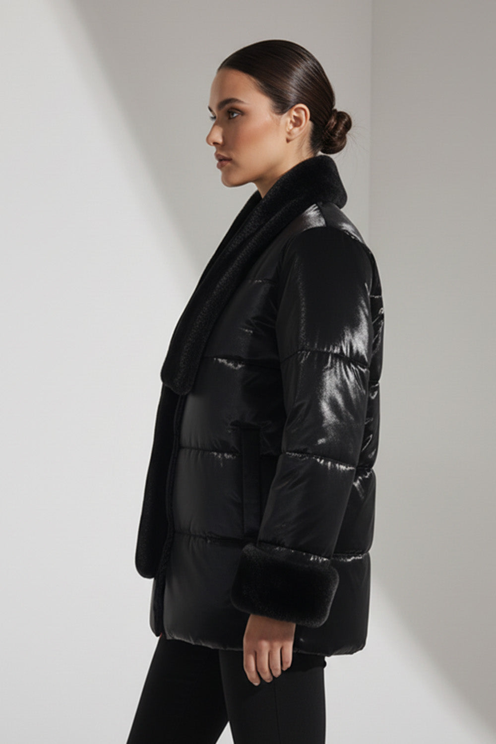 Μαύρο γυναικείο καπιτονέ jacket με faux fur γιακά και μανσέτες φορεμένο σε μοντέλο