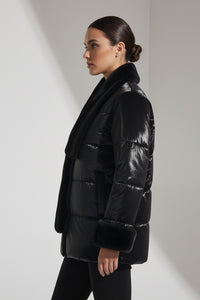 Μαύρο γυναικείο καπιτονέ jacket με faux fur γιακά και μανσέτες φορεμένο σε μοντέλο