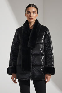 Μαύρο γυναικείο καπιτονέ jacket με faux fur γιακά και μανσέτες φορεμένο σε μοντέλο