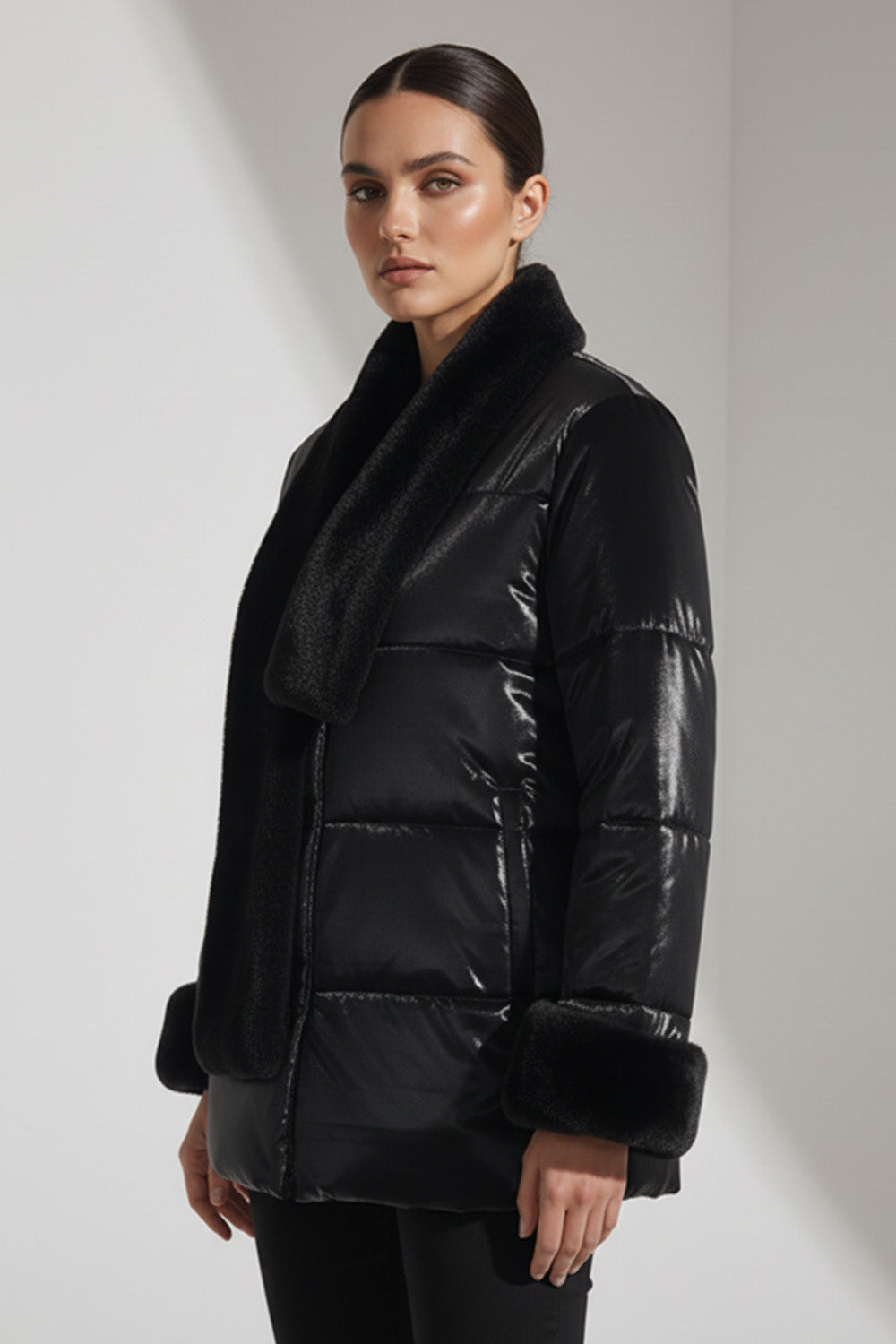 Μαύρο γυναικείο καπιτονέ jacket με faux fur γιακά και μανσέτες φορεμένο σε μοντέλο