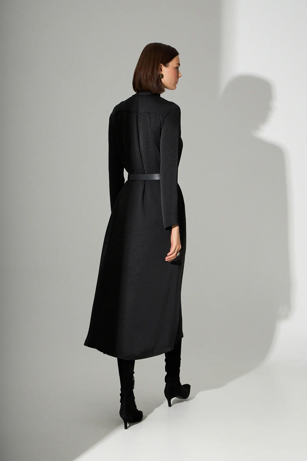 Μαύρο μάξι γυναικείο φόρεμα με δέσιμο στον λαιμό και κουμπιά μπροστά, φορεμένο από μοντέλο, χωρίς τη ζώνη.