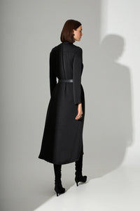 Μαύρο μάξι γυναικείο φόρεμα με δέσιμο στον λαιμό και κουμπιά μπροστά, φορεμένο από μοντέλο, χωρίς τη ζώνη.