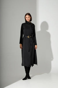 Μαύρο μάξι γυναικείο φόρεμα με δέσιμο στον λαιμό και κουμπιά μπροστά, φορεμένο από μοντέλο, χωρίς τη ζώνη.