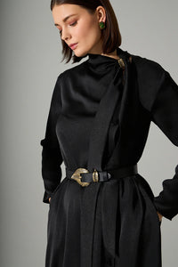 Μαύρο μάξι γυναικείο φόρεμα με δέσιμο στον λαιμό και κουμπιά μπροστά, φορεμένο από μοντέλο, χωρίς τη ζώνη.