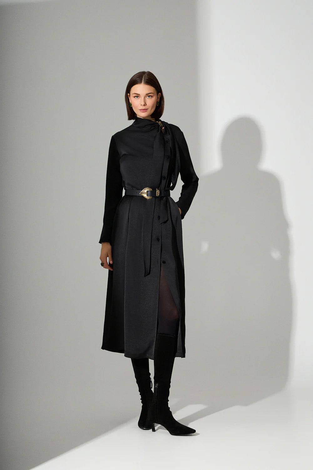 Μαύρο μάξι γυναικείο φόρεμα με δέσιμο στον λαιμό και κουμπιά μπροστά, φορεμένο από μοντέλο, χωρίς τη ζώνη.