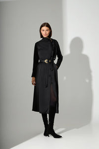 Μαύρο μάξι γυναικείο φόρεμα με δέσιμο στον λαιμό και κουμπιά μπροστά, φορεμένο από μοντέλο, χωρίς τη ζώνη.