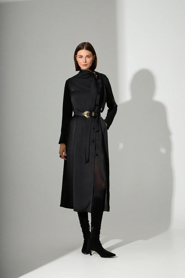 Μαύρο μάξι γυναικείο φόρεμα με δέσιμο στον λαιμό και κουμπιά μπροστά, φορεμένο από μοντέλο, χωρίς τη ζώνη.