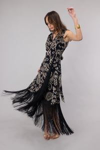 Μαύρο Midi Κρουαζέ Φόρεμα με Χρυσό Print & Κρόσσια, ιδανικό για κομψές εμφανίσεις.