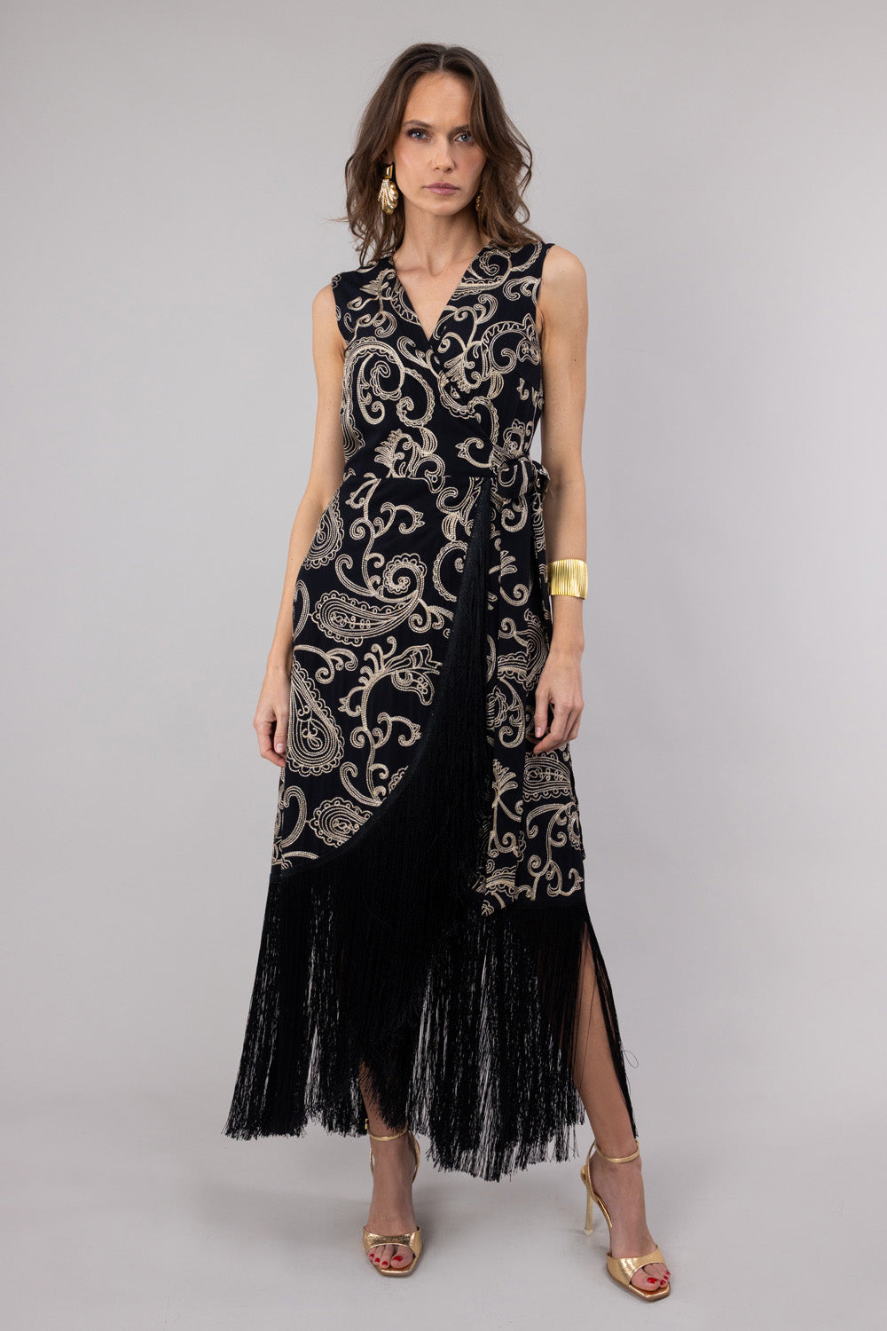 Μαύρο Midi Κρουαζέ Φόρεμα με Χρυσό Print & Κρόσσια, κομψό σχέδιο με κρόσσια και χρυσό paisley print.
