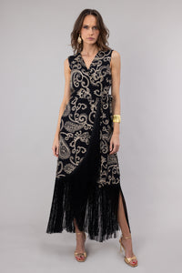 Μαύρο Midi Κρουαζέ Φόρεμα με Χρυσό Print & Κρόσσια, κομψό σχέδιο με κρόσσια και χρυσό paisley print.