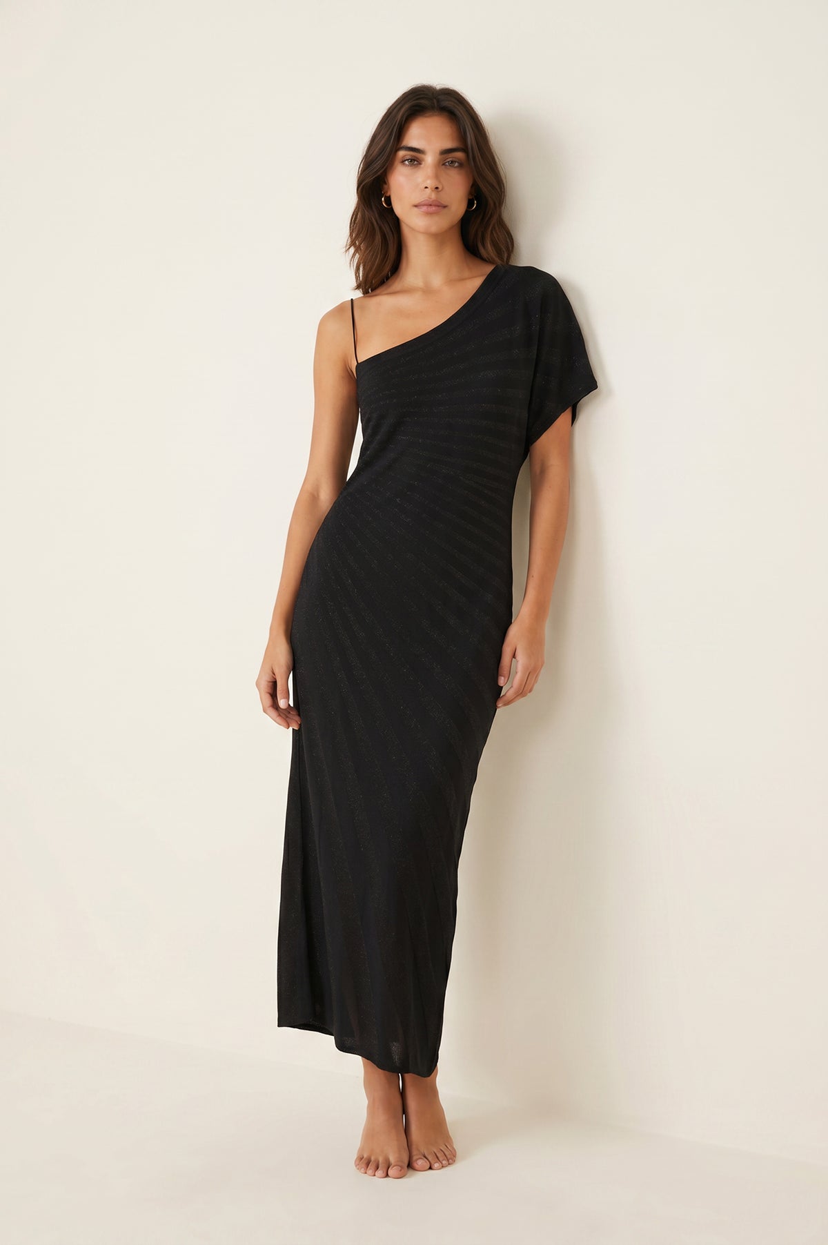 Μαύρο μάξι one shoulder γυναικείο φόρεμα με διακριτική metallic λάμψη και εφαρμοστή γραμμή.