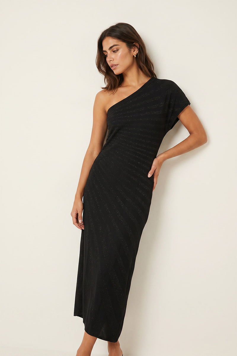 Μαύρο μάξι one shoulder γυναικείο φόρεμα με διακριτική metallic λάμψη και εφαρμοστή γραμμή.
